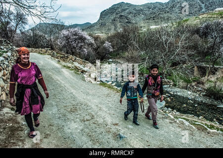 L'Ouzbékistan des scènes de la vie dans le village Sentob sur le Nurataou montagnes, au nord de Samarkand, près du lac Aydar - paysage avec les gens Banque D'Images