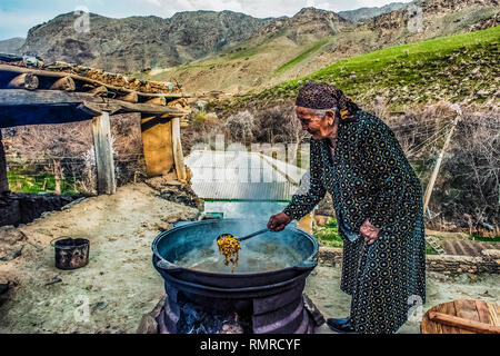 L'Ouzbékistan des scènes de la vie dans le village Sentob sur le Nurataou montagnes, au nord de Samarkand, près du lac Aydar -woman cooking Banque D'Images
