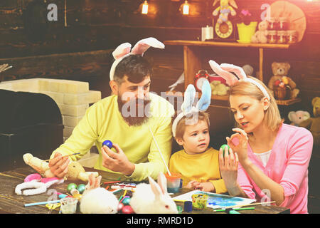 Costume de lapin de Pâques et les fausses oreilles de lapin. Banque D'Images