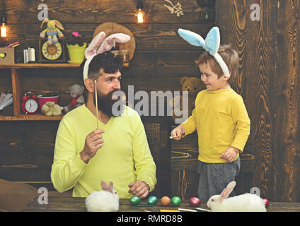 Famille Pâques avec de fausses oreilles de lapin. Banque D'Images