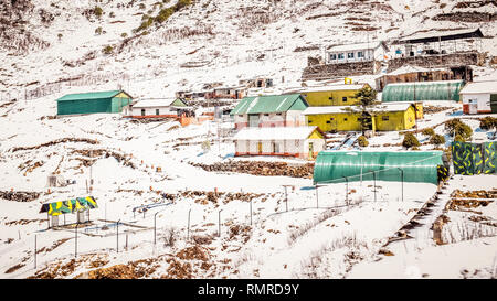 Vue panoramique d'une petite ville d'hypnotiser le Jammu-et-Cachemire en hiver, recouvert de neige. Vue de dessus du village de la vallée de la montagne Himalaya Leh a sonné Banque D'Images