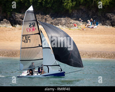 Une location de bateau à l'est passé au cours de la vie de plage Portlemouth Salcombe régate. Banque D'Images