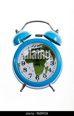 Un réveil et une carte du monde avec l'Afrique. Image composite illustrant le jour du réveil. Banque D'Images