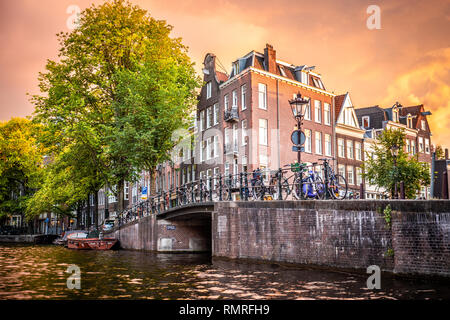 Scène de rue d'Amsterdam avec l'architecture ancienne, canal, vélos et pont avec vintage tone Banque D'Images