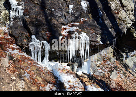 Glaces suspendues au rocher dans le parc national de Hudson Highlands Banque D'Images