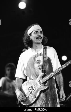 Chanteur, auteur-compositeur et guitariste Carlos Santana est montré sur scène lors d'un concert l'apparence. Banque D'Images