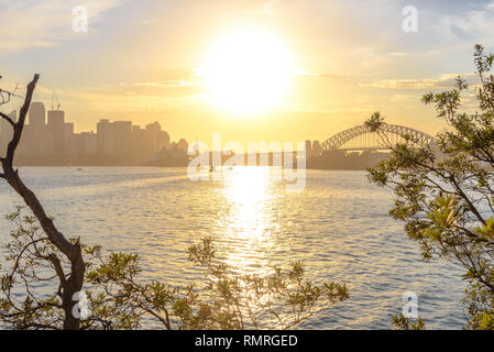 Coucher de Cremorne Point avec l'Opéra de Sydney, le Harbour Bridge et la CDB dans l'arrière-plan sur l'eau Banque D'Images
