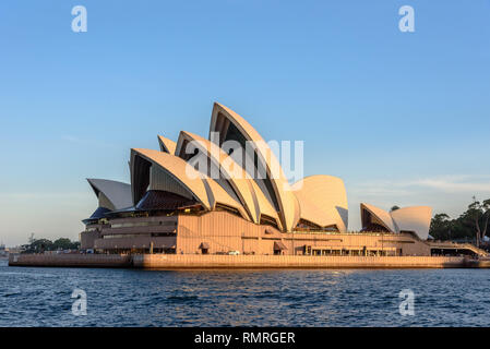 L'Opéra de Sydney pendant la golden hour sans nuages Banque D'Images