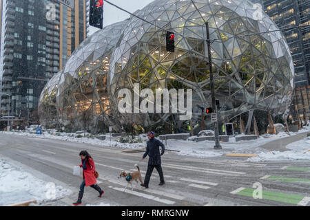 Seattle, Washington circa 2019 hiver le siège mondial de l'entreprise Amazon sphères campus green house terrarium bureaux pendant une rare tempête d'hiver. Banque D'Images