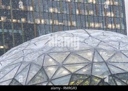 Seattle, Washington circa 2019 hiver le siège mondial de l'entreprise Amazon sphères campus green house terrarium bureaux pendant une rare tempête d'hiver. Banque D'Images