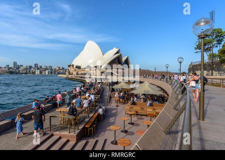 Le bar de l'opéra à l'Opéra de Sydney par un après-midi d'été Banque D'Images