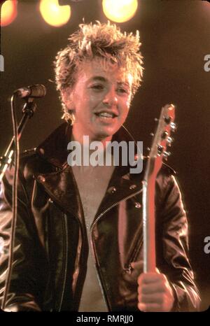 Chanteur, auteur-compositeur et guitariste Brian Setzer, du groupe rockabilly les chats errants est montré sur scène pendant un concert en direct de l'apparence. Banque D'Images