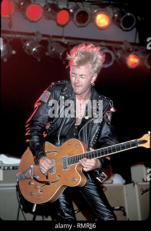 Chanteur, auteur-compositeur et guitariste Brian Setzer, du groupe rockabilly les chats errants est montré sur scène pendant un concert en direct de l'apparence. Banque D'Images