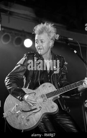 Chanteur, auteur-compositeur et guitariste Brian Setzer, du groupe rockabilly les chats errants est montré sur scène pendant un concert en direct de l'apparence. Banque D'Images