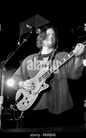 Chanteur, auteur-compositeur et guitariste Matthew Sweet est montré sur scène pendant un concert en direct de l'apparence. Banque D'Images