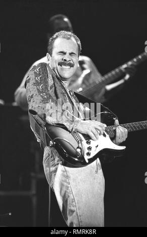 Julio Fernandez, guitariste du groupe de jazz fusion Spyro Gyra est montré sur scène pendant un concert en direct de l'apparence. Banque D'Images