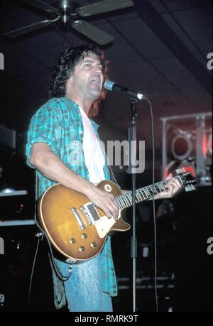 Chanteur, auteur-compositeur et guitariste Billy Squier est montré sur scène pendant un concert en direct de l'apparence. Banque D'Images