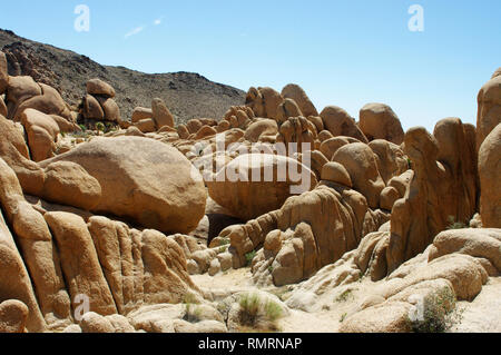 Une belle formation de rochers dans le désert de Mojave, un favori des fans de rochers et des grimpeurs de rochers. Banque D'Images