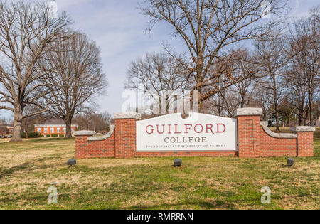 GREENSBORO, NC, USA-2/14/19 : Le panneau d'entrée pour le campus de Guilford College, fondée par les Quakers en 1837. Banque D'Images