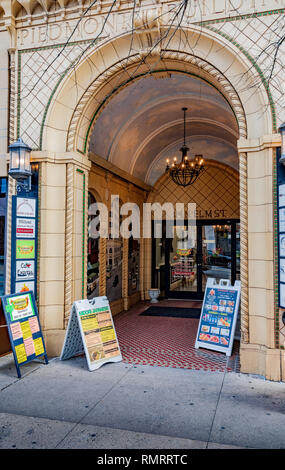 GREENSBORO, NC, USA-2/14/19 : l'entrée de l'arche 1927 Piémont, à 114 N. Elm St. Banque D'Images