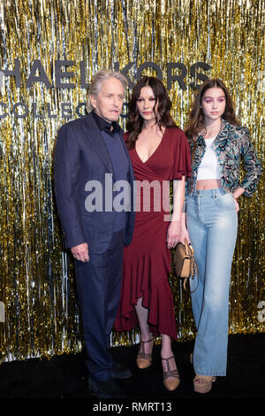 New York, NY, USA - 13 février 2019 - Michael Douglas, Catherine Zeta-Jones et Carys Zeta Douglas assister à la Collection Michael Kors Automne 2019 Runw Banque D'Images