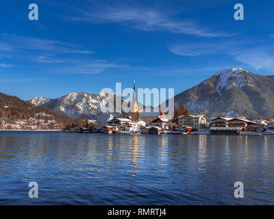 Église paroissiale de Saint-laurent à Rottach Egern à Tegernsee en hiver, Tegernsee, Upper Bavaria, Bavaria, Germany, Europe Banque D'Images