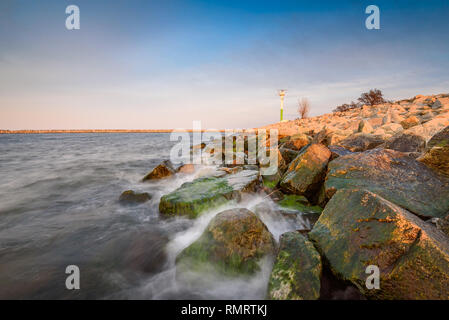 Les vagues se briser contre les rochers à Gorki Zachodnie, Baltice Mer, Gdansk, Pologne. Banque D'Images