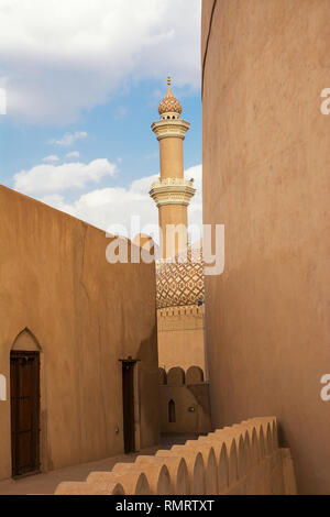 Détail du minaret de la mosquée de Nizwa vu de l'intérieur du Fort de Nizwa Banque D'Images