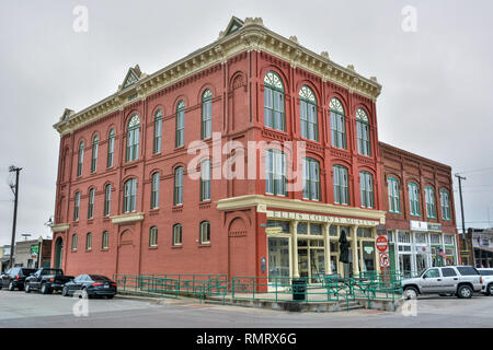Waxahachie, Texas, États-Unis d'Amérique - le 21 janvier 2017. Bâtiment historique immobilier Ellis County Museum à Waxahachie, TX, avec des voitures. Banque D'Images