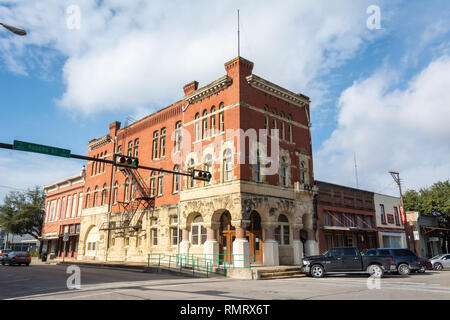 Waxahachie, Texas, États-Unis d'Amérique - le 21 janvier 2017. Bâtiment historique dans Waxahachie, TX, avec des voitures. Banque D'Images
