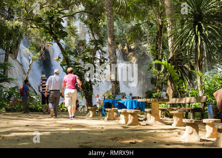 Les touristes et les tables de pique-nique près de la cascade au Tat Kuang Si cascades. Luang Prabang, Laos, Louangphabang province, en Asie du sud-est Banque D'Images