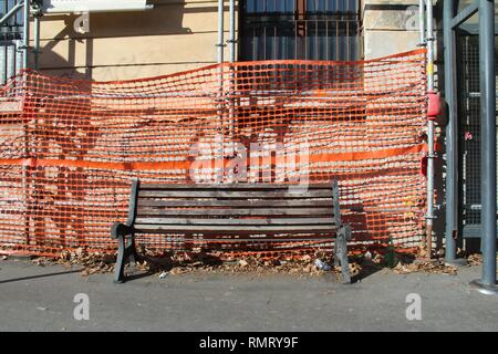 La sécurité du réseau, d'un chantier en construction, détail d'un vieux banc Banque D'Images