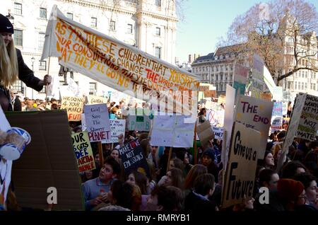 Les enfants de l'école de Londres qui ont quitté l'école pour protester contre la destruction de l'environnement et la planète et exigent des changements à l'échelle mondiale Banque D'Images