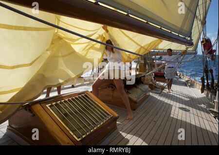 Voile sur une Schooner classique dans les voiles de St Tropez Banque D'Images