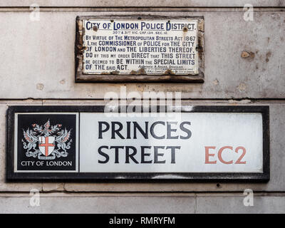 Princes Street EC2 - Vintage City de Londres des plaques de rue Princes St y compris la police District Sign Banque D'Images