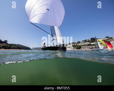 Une location de bateau à passé au cours de la Régate Ville Salcombe sous un beau ciel bleu. Banque D'Images