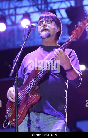 Le bassiste Teddy Gentry est montré sur scène pendant un concert 'live' avec l'apparence de l'Alabama. Banque D'Images
