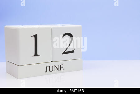 June 12st. Jour 12 du mois, tous les jours de calendrier sur le tableau blanc avec réflexion, avec fond bleu clair. L'heure d'été, l'espace vide pour le texte Banque D'Images