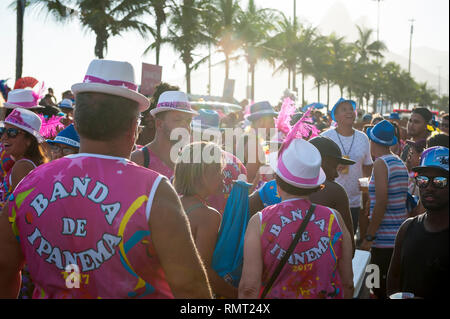 RIO DE JANEIRO - Mars 15, 2017 : en carnivalgoers brésilien Carnaval traditionnel abadá shirts suivez l'emblématique Banda de Ipanema street party parade. Banque D'Images