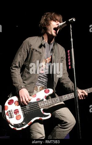 Parabellum Chanteur et bassiste Tyson Ritter est illustré sur la scène de la scène pendant un concert en direct de l'apparence. Banque D'Images