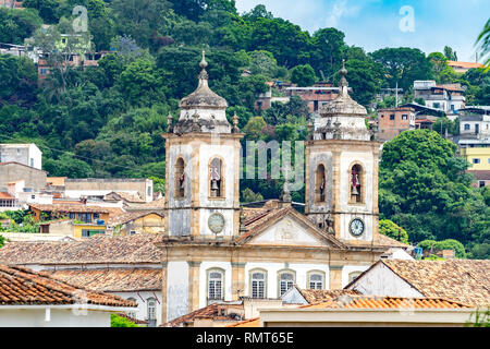 Voir de loin les tours de la cathédrale Nossa Senhora do Pilar, São João del Rei, Minas Gerais, Brésil Banque D'Images