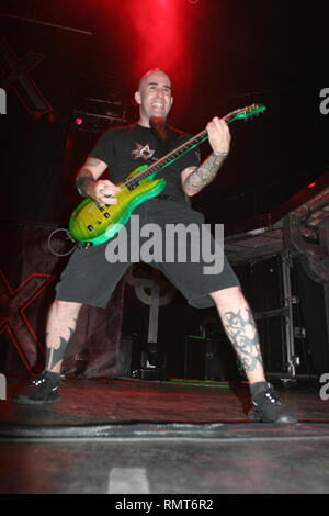 Le guitariste Scott Ian est indiqué d'effectuer "live" en concert lors d'une apparition de l'Anthrax. Banque D'Images