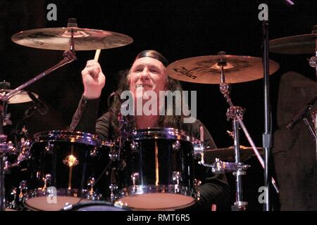 Le batteur Robb Reiner 'Geza' du groupe de Heavy Metal Anvil est montré sur scène pendant un concert en direct de l'apparence. Banque D'Images