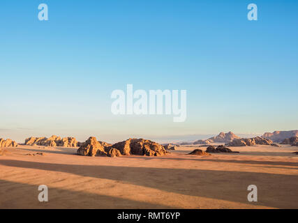 Paysage de Wadi Rum au lever du soleil, vue aérienne d'un ballon, le gouvernorat d'Aqaba, Jordanie Banque D'Images