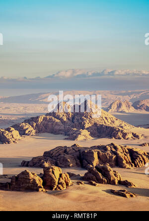 Paysage de Wadi Rum au lever du soleil, vue aérienne d'un ballon, le gouvernorat d'Aqaba, Jordanie Banque D'Images