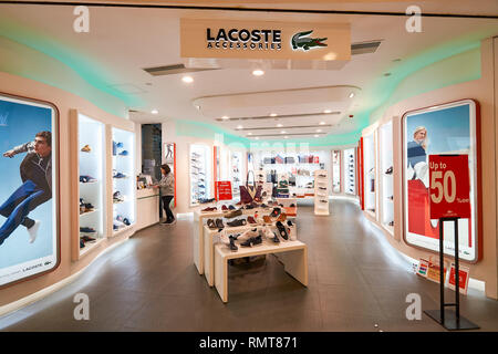 HONG KONG - circa 2016, janvier : Lacoste store à Hong Kong. Lacoste est une marque de vêtements française. Banque D'Images