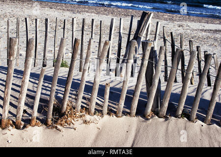 Belle station barrières en bois patiné avec dunes de sable derrière Banque D'Images