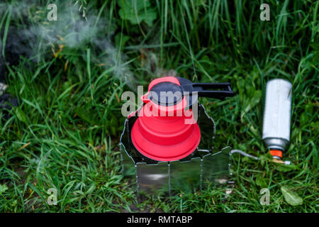 Fodable camping électrique avec de l'eau bouillante sur les repas. Banque D'Images