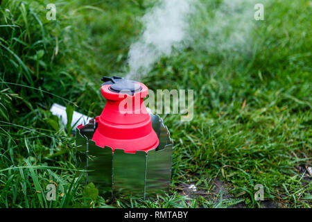 Fodable camping électrique avec de l'eau bouillante sur les repas. Banque D'Images