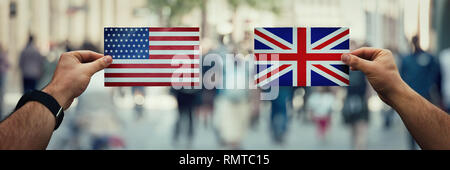 Deux mains tenant différents drapeaux, UK vs USA sur l'arène politique sur fond de la rue bondée. Stratégie pour l'avenir, les relations entre les pays. Coopérati Banque D'Images